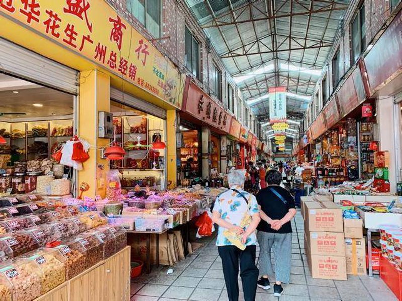 如何选择合适的生活用品进货渠道？面对琳琅满目的供货商，你是否感到迷茫？本文将为你揭开生活用品批发的秘密。